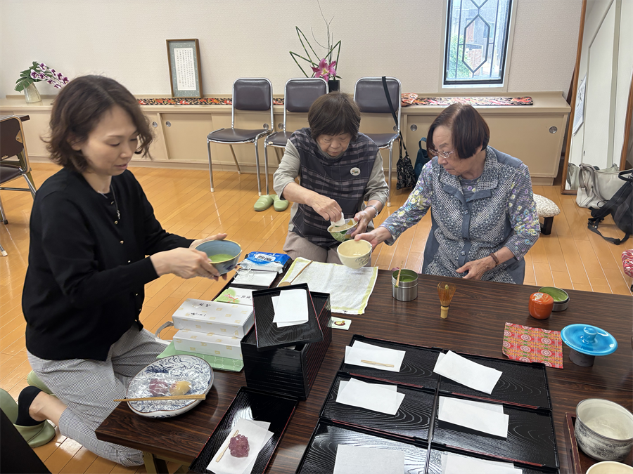 お茶を点てる様子