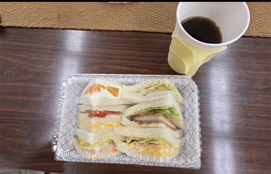 サンドイッチとコーヒー