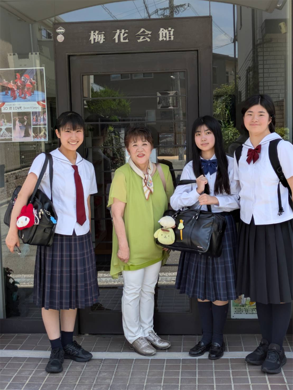 梅花会館前での記念写真