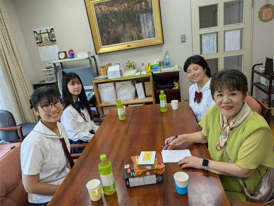 会長への留学報告の様子