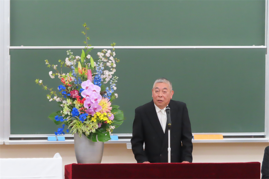 深町会長が挨拶する様子