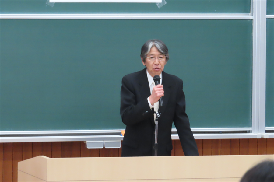 伊藤文学部長が挨拶する様子