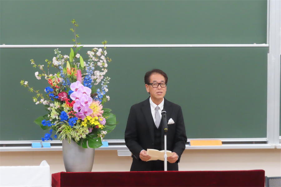 大日方法学部長が挨拶する様子