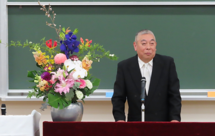法学部卒部式でお祝いの言葉を贈る深町会長