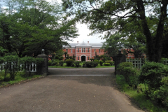 01_サインカーブの道から望む五高記念館