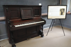 08_マーター先生のピアノ