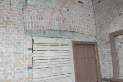 23.ドアの上にアーチ型の木が入っている