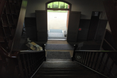 34.踊り場から玄関を望む