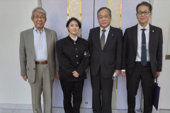 集合写真（神崎東京武夫原会会長、高野団長、村田会長、大日方法学部長）