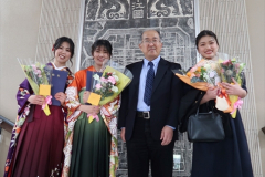 水元文学部長と文学部卒業生