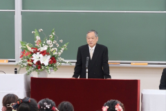 法学部卒部式でお祝いの言葉を贈る村田会長