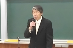 入部式で挨拶する伊藤文学部長
