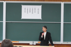 入部式で挨拶する伊藤文学部長