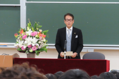 入部式で挨拶する大日方法学部長