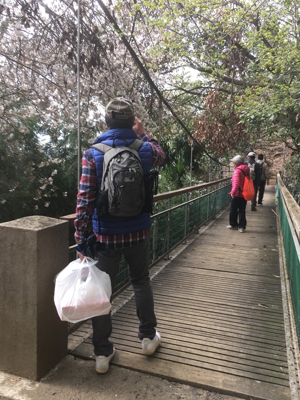 イチゴの空箱を持って