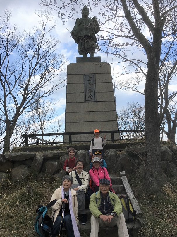 楠木正行公銅像