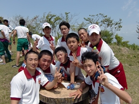 三池山山頂にて２年生の写真