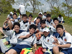 三池山山頂にて１年生の写真