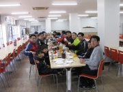 食堂での新年会の風景