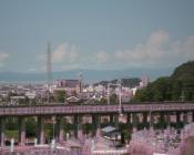 車窓の左山頂に彦根城